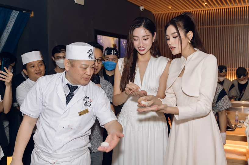 Hoa hậu lương thuỳ linh va đỗ hà chấp nhận thử thách làm sushi cá ngừ với bếp trưởng người nhật - 3