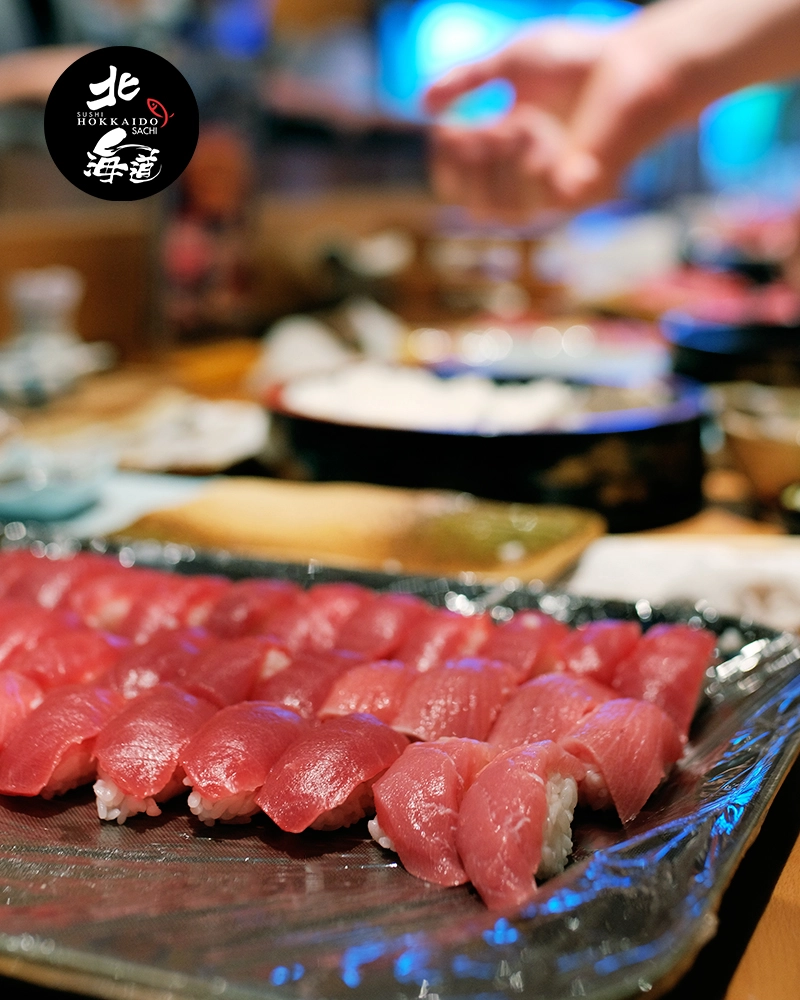 Hoa hậu lương thuỳ linh va đỗ hà chấp nhận thử thách làm sushi cá ngừ với bếp trưởng người nhật - 5