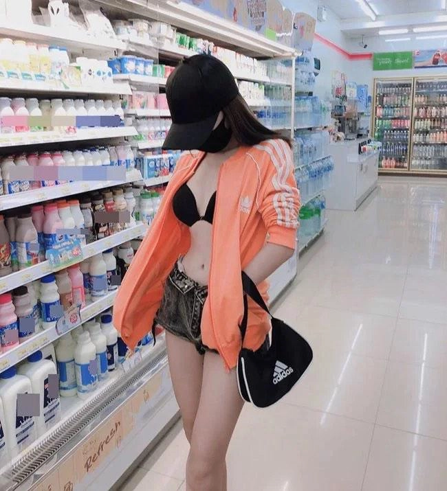 Mặc nhầm áo tắm đến cửa hàng tiện lợi siêu thị chị em mất nhiều hơn được - 7