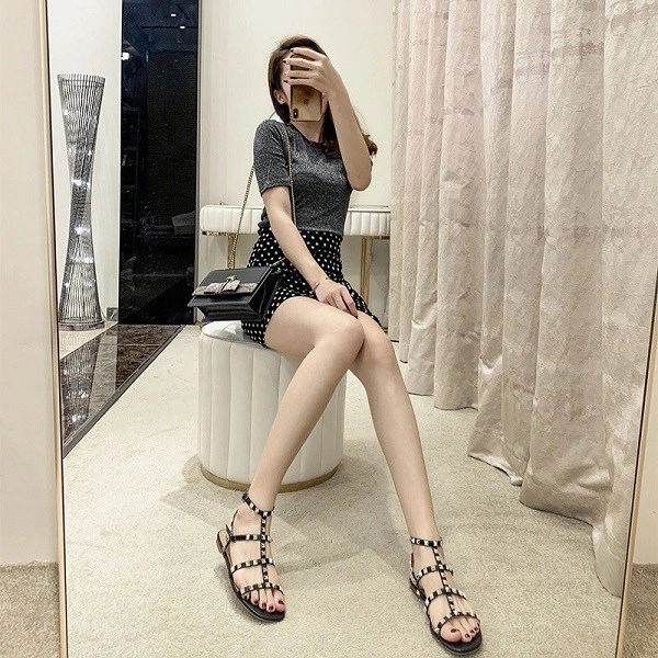 Những mẫu sandal đã lỗi mốt trong năm 2023 dù rẻ đến mấy chị em cũng không nên mua về - 5