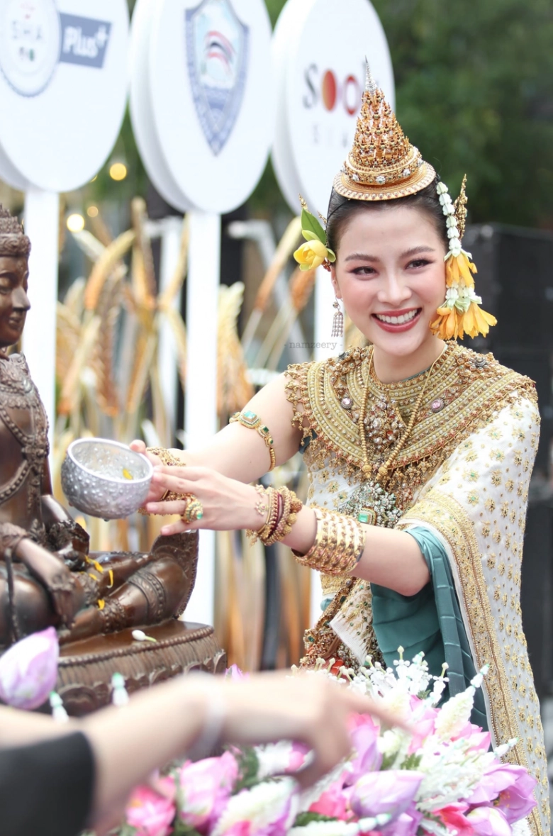 Nữ thần songkran từng thích nuôi gián đi diễu hành được triệu người vây quanh không hở hang vẫn đẹp vô đối - 7