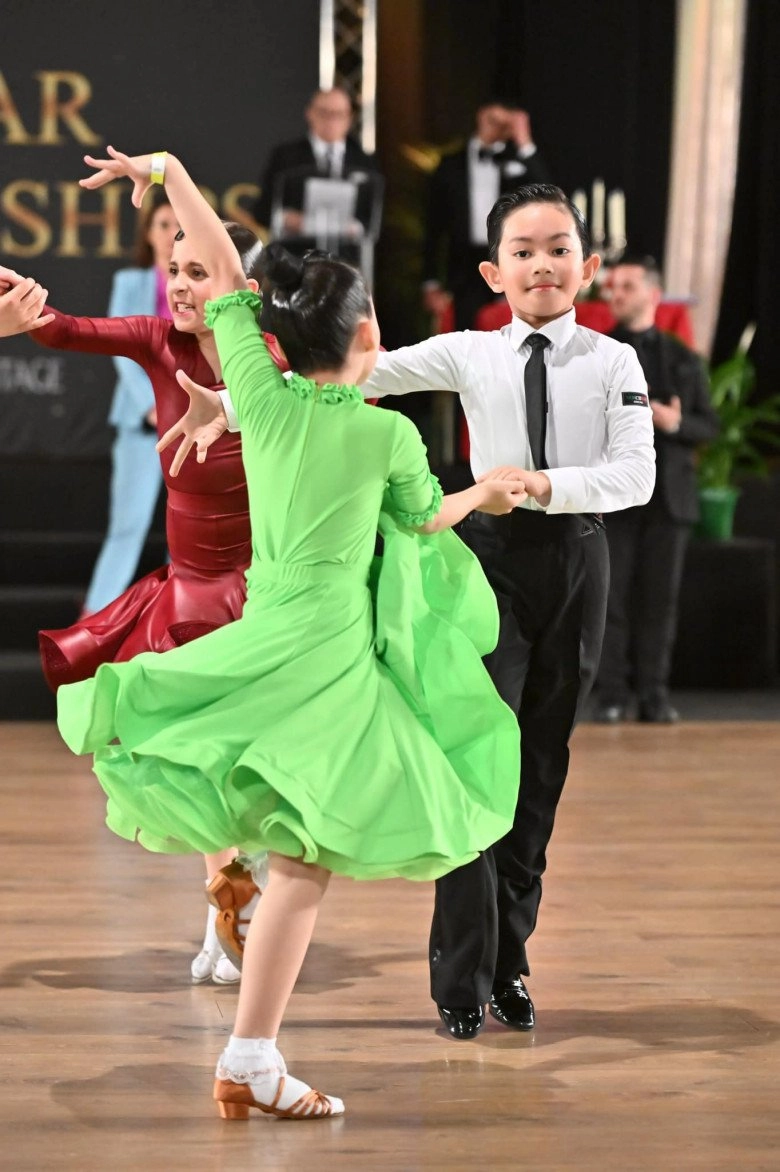 Phan hiển thấp bé chiều cao khiêm tốn con trai vô địch dancesport thế giới 8 tuổi cao gần bằng bố - 7