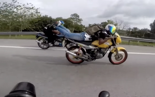 Truy tìm biker siêu nhân singapore thể hiện trên đường phố malaysia - 2