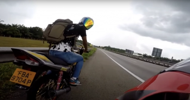 Truy tìm biker siêu nhân singapore thể hiện trên đường phố malaysia - 4
