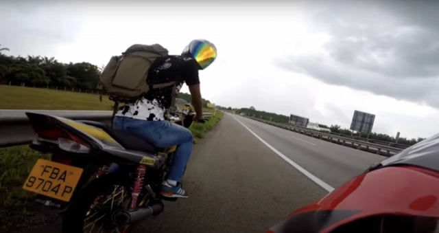 Truy tìm biker siêu nhân singapore thể hiện trên đường phố malaysia - 6
