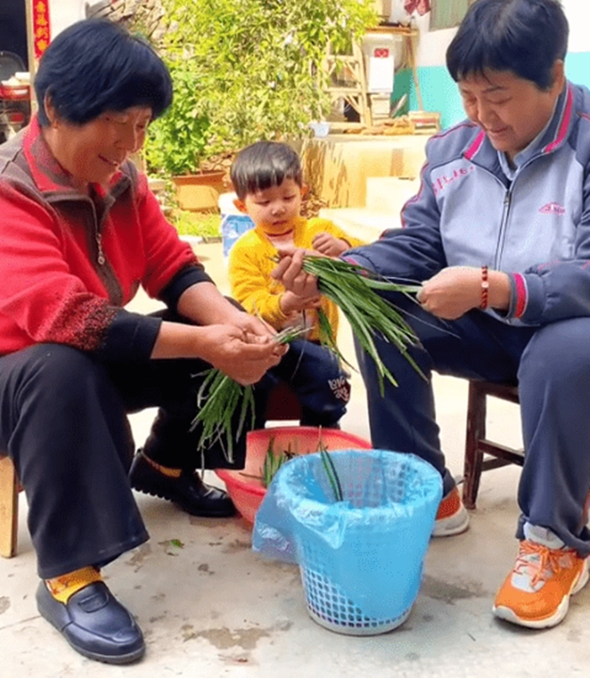 Bà lão u70 bị 2 con lớn từ mặt vì có thai tự nhiên sau 3 năm làm mẹ thì điều lo sợ nhất đã đến - 10