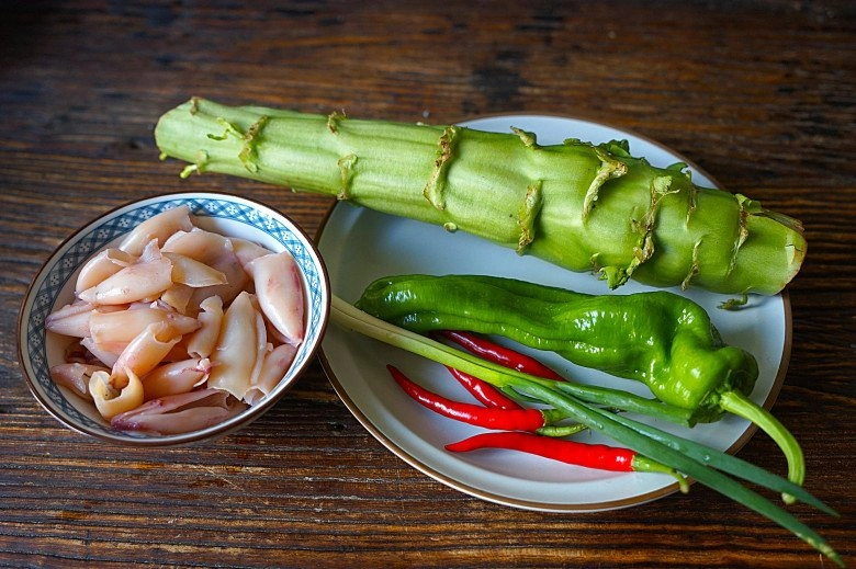 Cây này tưởng chỉ ăn lá ai ngờ thân lại siêu ngon đem xào mực được món giàu canxi tốt cho sức khoẻ - 1