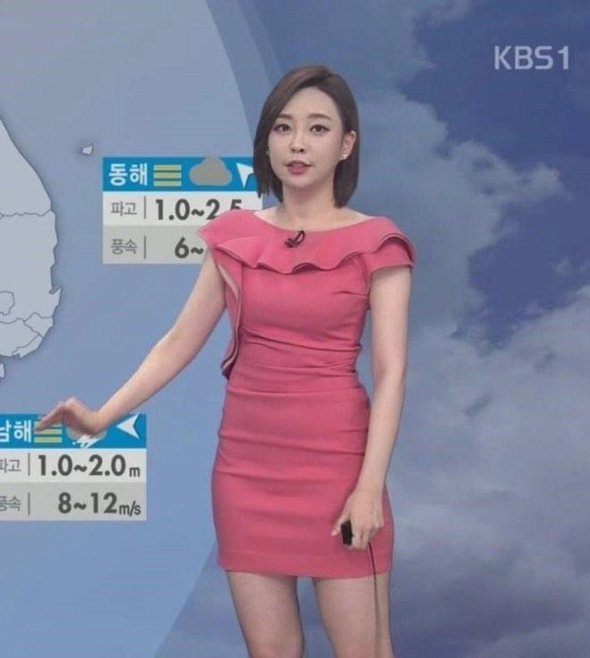 Chiếc váy không thể ngắn hơn khiến nữ mc thời tiết bị khán giả la ó khi dẫn sóng - 3