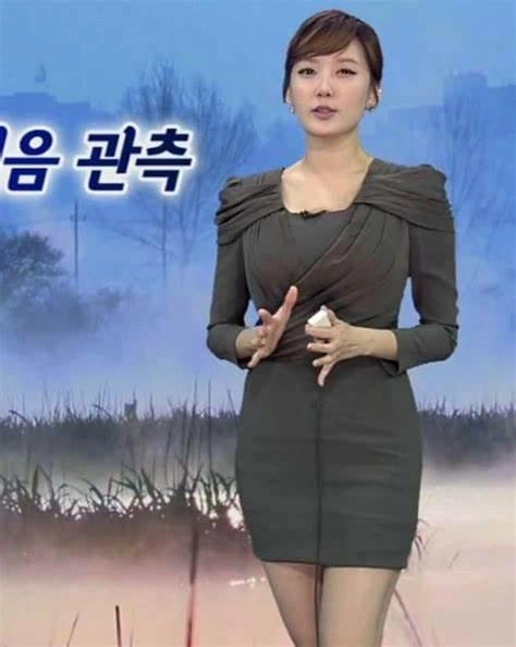 Chiếc váy không thể ngắn hơn khiến nữ mc thời tiết bị khán giả la ó khi dẫn sóng - 4