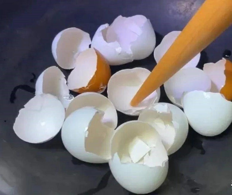 Cho vỏ trứng vào chảo rang nhiều vấn đề trong nhà được giải quyết vừa tiết kiệm lại dễ dùng - 1