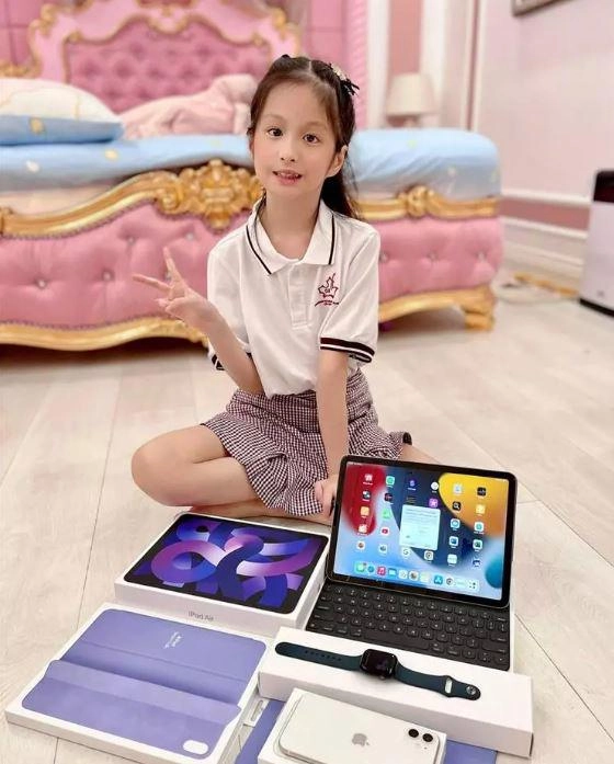 Con gái được lên lớp 2 chồng đoàn di băng thưởng một xe hơi mui trần - 9