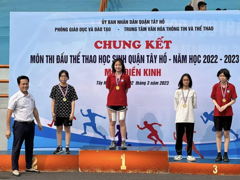 Con gái hoa khôi bóng chuyền kim huệ 15 tuổi mặc quần rách tươm bị nói bóng gió mẹ liền lên tiếng - 3