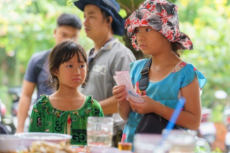 Con gái lý hải đóng phim bị nhân viên trường quay quát xung quanh hốt hoảng biết con của ai không muốn lãnh lương không - 3