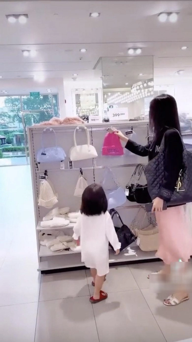 Con gái ngọc trinh 3 tuổi đã xách túi trăm triệu chốt đơn shopping chuẩn yêu nữ hàng hiệu tương lai - 9