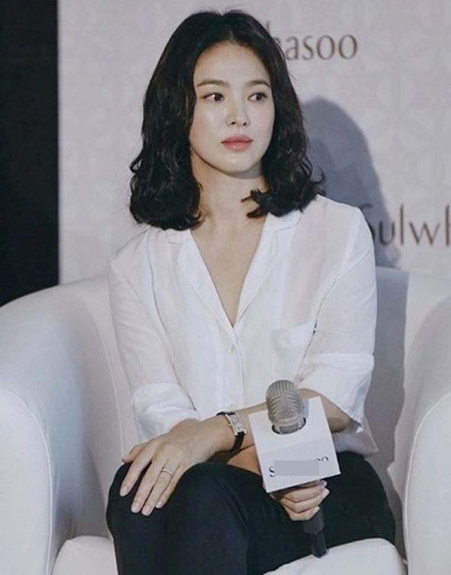 Đến song hye kyo cũng mắc lỗi cơ bản với áo sơ mi sơ hở là nội y biểu tình - 6