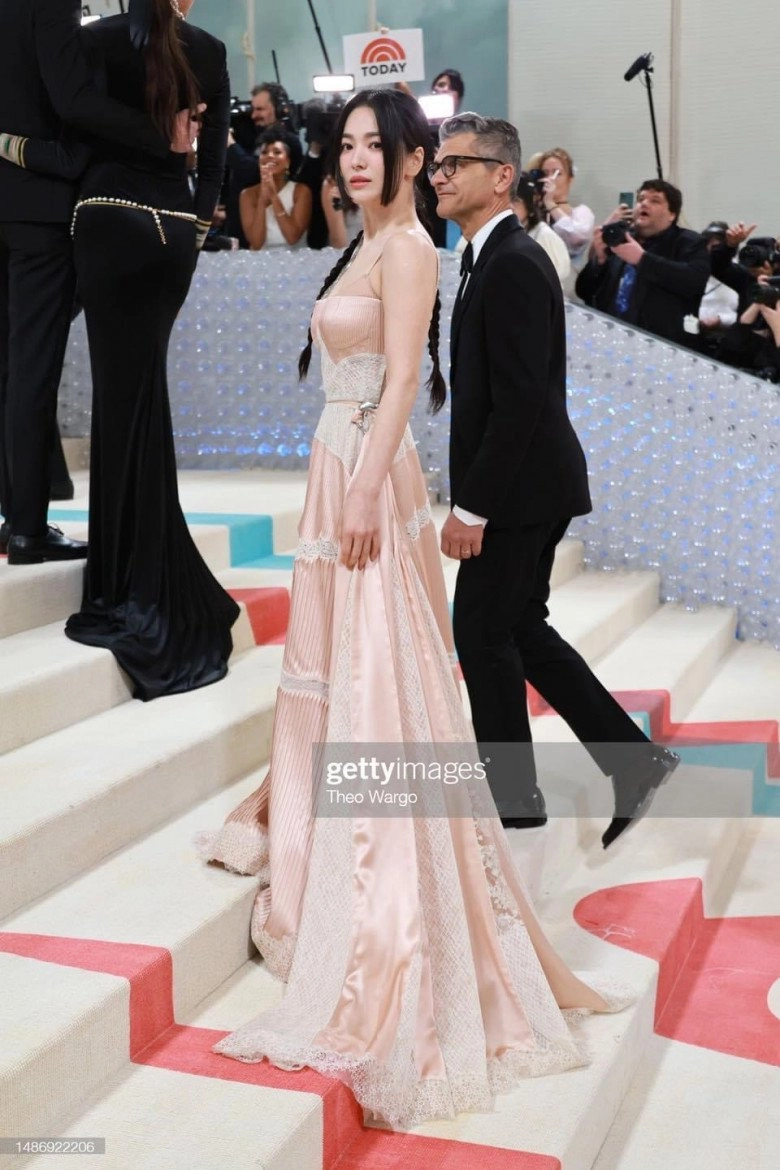 Diện bộ cánh như váy ngủ dự met gala song hye kyo trẻ ngang ngửa ngôi sao đáng tuổi con cháu - 4