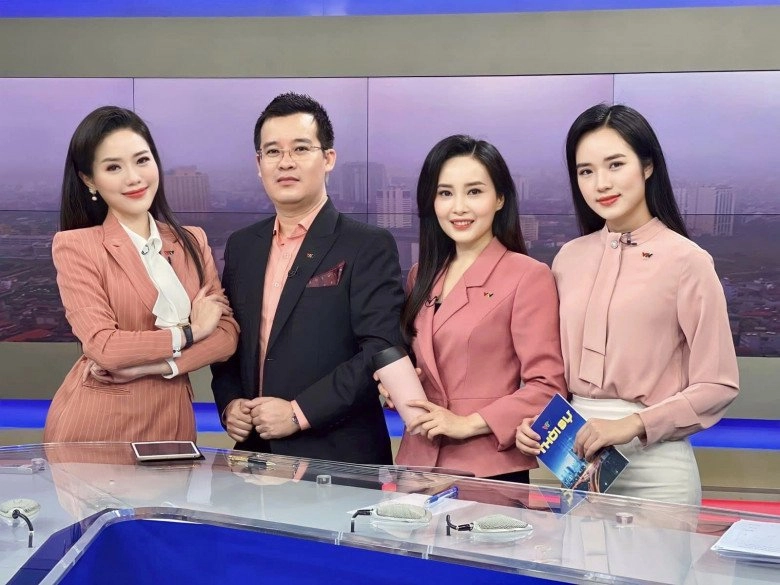 hoa khôi vtv lên đồ đi làm như nữ sinh nhật bản xinh nhất dàn mc thời sự nhờ món không ngờ - 16