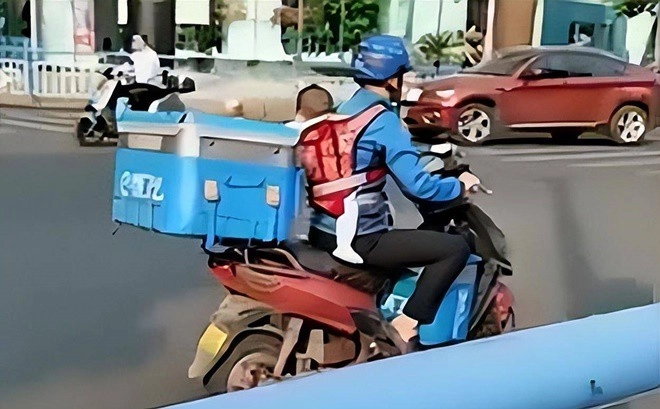 Không lỡ gửi con về quê cha nghèo đưa con gái 6 tháng đi ship hàng sau 4 năm cuộc đời đổi thay - 2