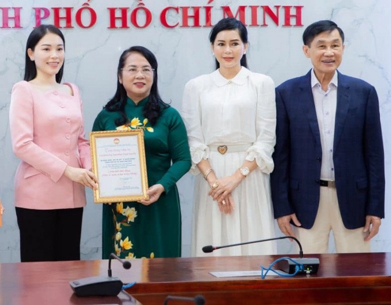 Mẹ chồng linh rin là phu nhân đế chế hàng hiệu đẹp chuẩn minh tinh u60 mặc sang lấn át cả con dâu - 1