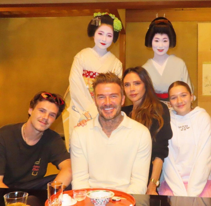 Mẹ là bà trùm thời trang harper beckham 11 tuổi mặc đồ như người lớn xách túi bản giới hạn - 2