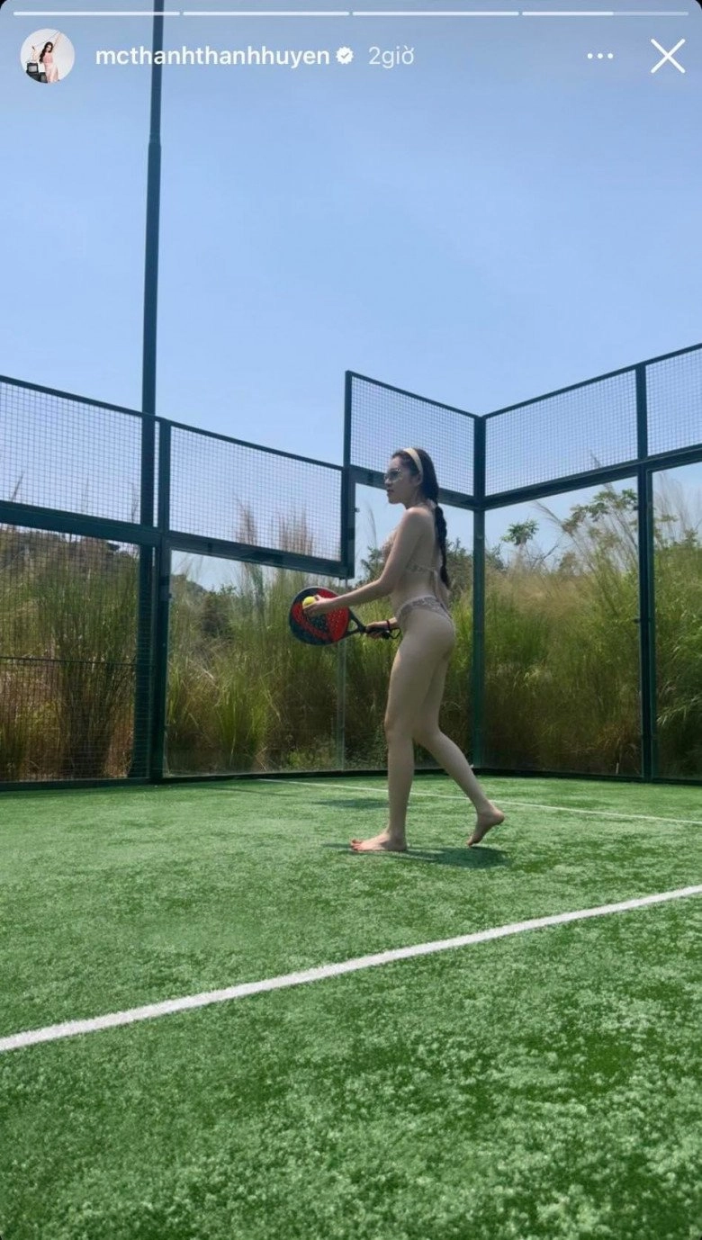 Nắng nóng đỉnh điểm một người đẹp mặc 2 lá ra sân chơi tennis choáng hơn khi biết đó là hoa hậu - 1