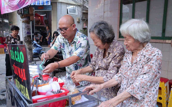 Ông trùm đứng sau trấn thành trường giang lên chức bố ở tuổi u60 đi bán hàng rong khắp miền tây nuôi con mọn - 3