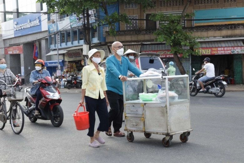 Ông trùm đứng sau trấn thành trường giang lên chức bố ở tuổi u60 đi bán hàng rong khắp miền tây nuôi con mọn - 4