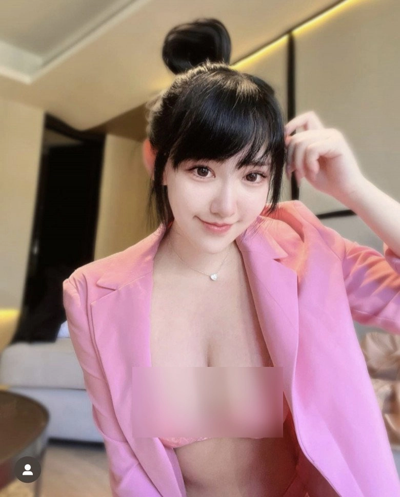 Rời áo blouse trắng y tá đẹp nhất đài loan mặc phong phanh bộ nào cũng xẻ sâu hun hút - 7