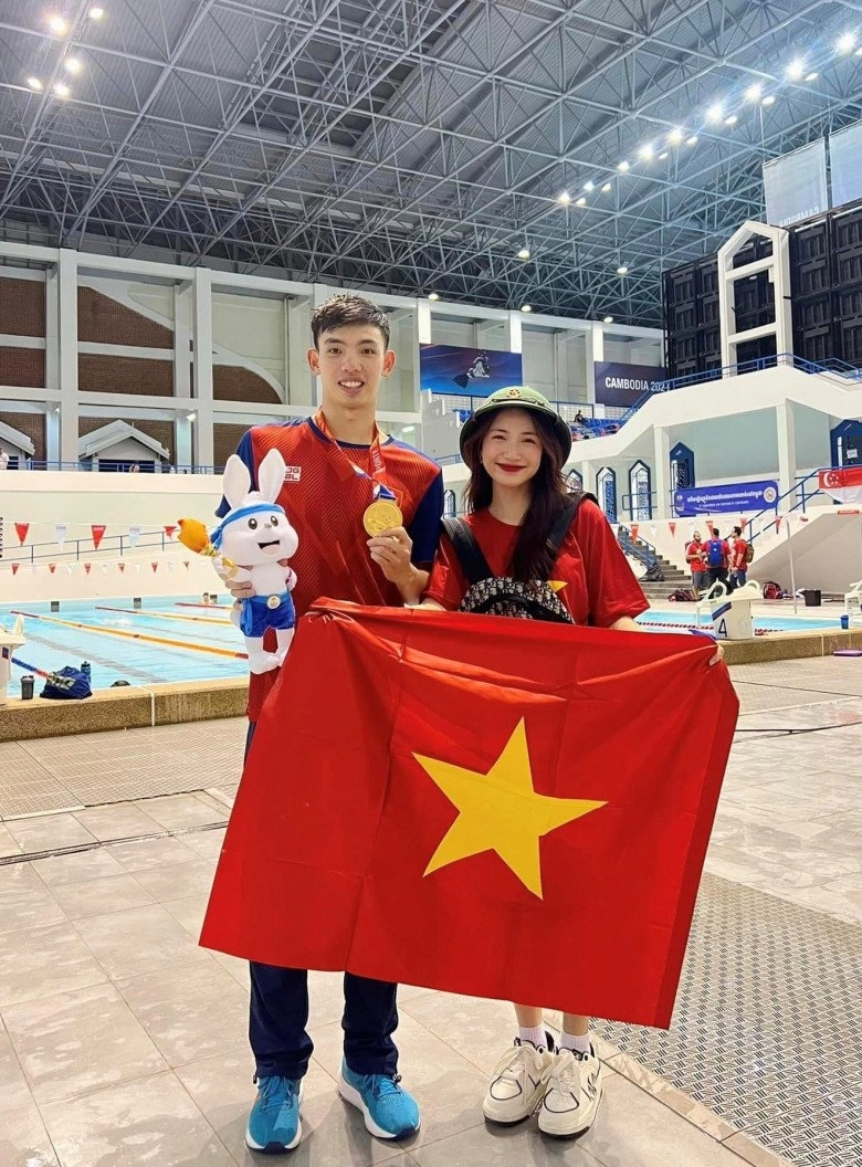 Sang campuchia xem sea games hoà minzy đeo balo hàng hiệu không giống ai đội chiếc nón huyền thoại - 3