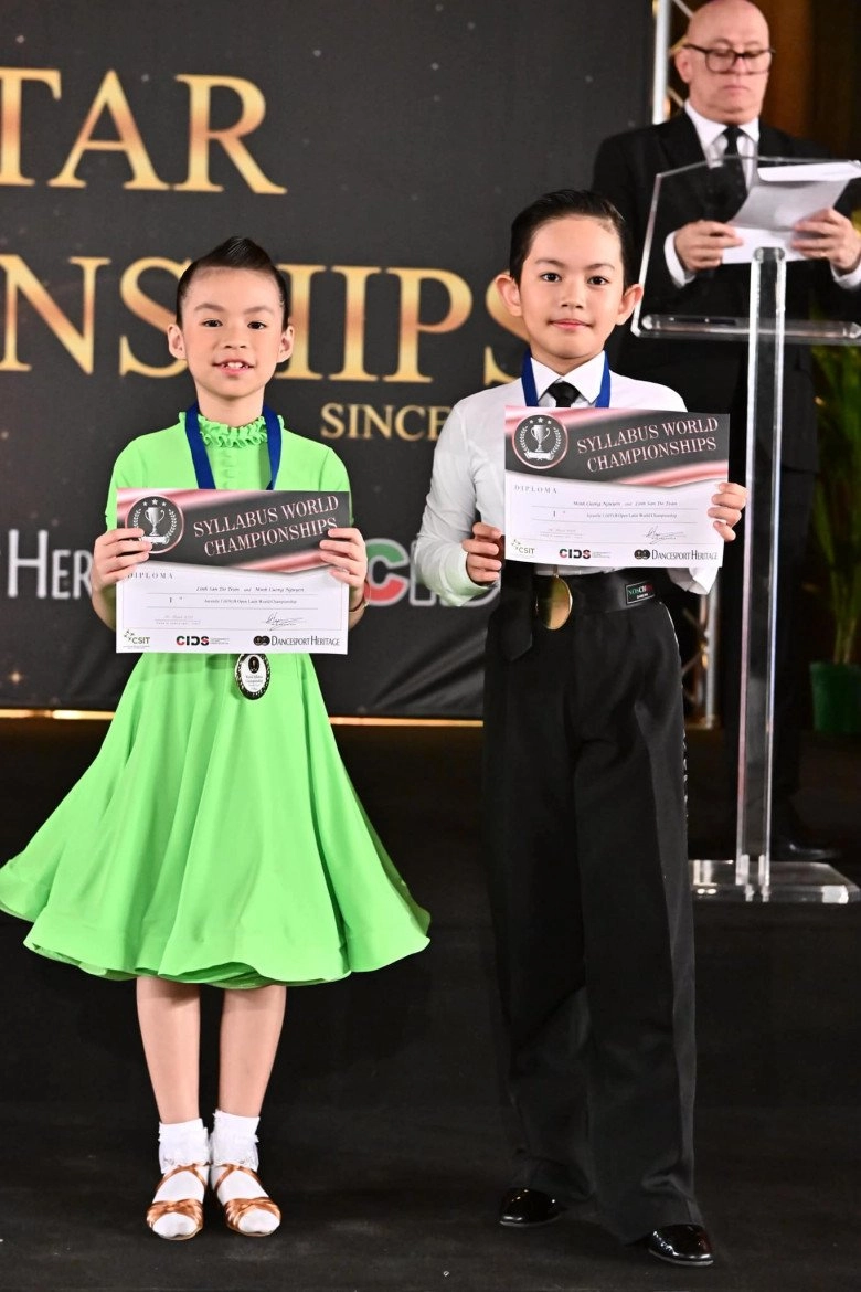 Sau khi nhận huy chương vàng thế giới cậu bé vàng dancesport việt nam - con trai khánh thi phan hiển ra phố đi bộ biểu diễn miễn phí - 5