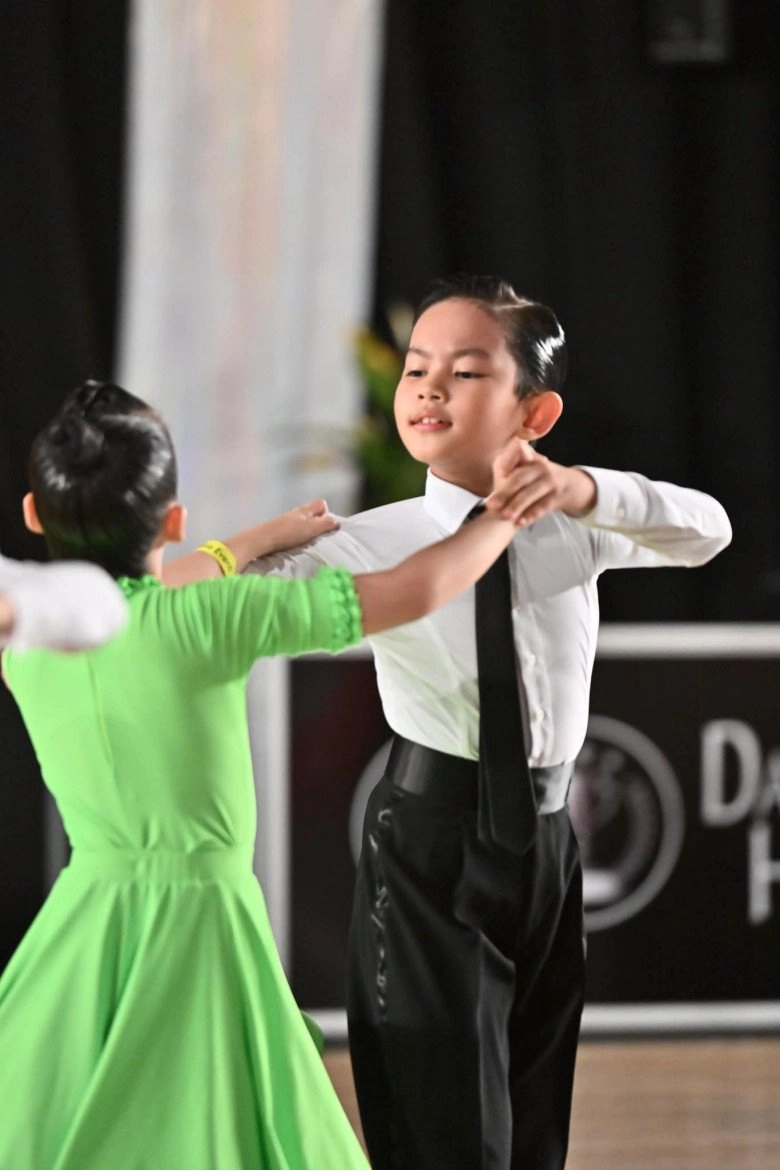 Sau khi nhận huy chương vàng thế giới cậu bé vàng dancesport việt nam - con trai khánh thi phan hiển ra phố đi bộ biểu diễn miễn phí - 6