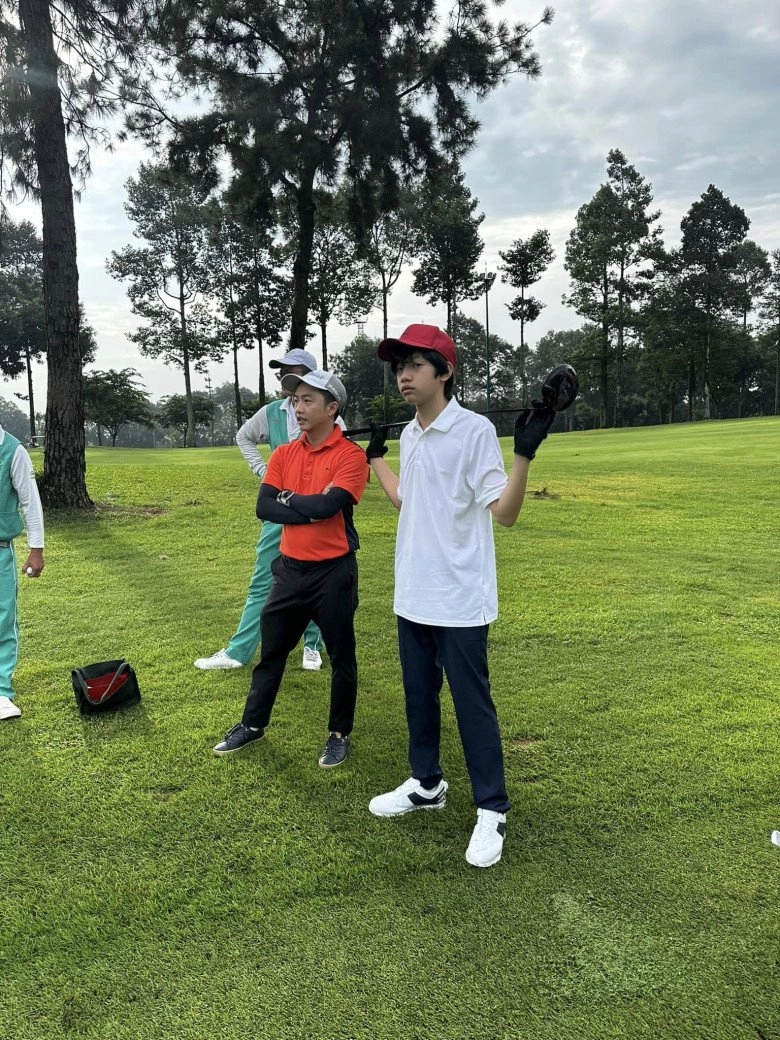 Subeo xuất hiện ở sân golf đọ gậy cùng cường đôla 13 tuổi đã có khí chất tổng tài - 1