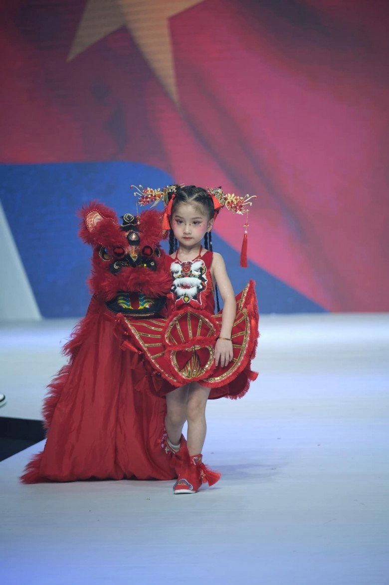 Tự hào việt nam mẫu nhí 6 tuổi vượt mặt nhiều cường quốc được vinh danh tại sàn diễn thời trang thượng hải - 11