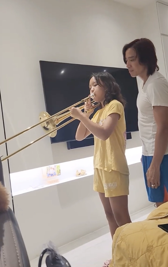 Việt hương đau đớn gục ngã vì con gái theo nghề thổi kèn trumpet của bố không giống mẹ điểm nào - 2