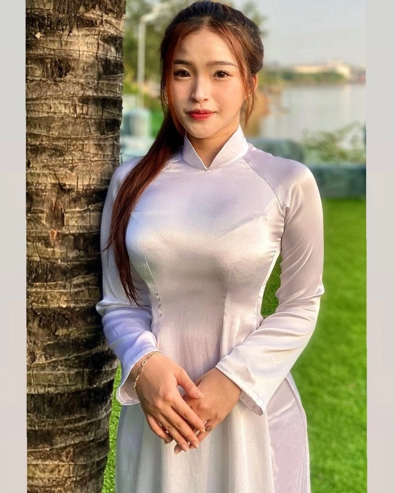 Xuất hiện hot girl mặc đồng phục kín đáo vẫn khoe đường cong tưng bừng - 7