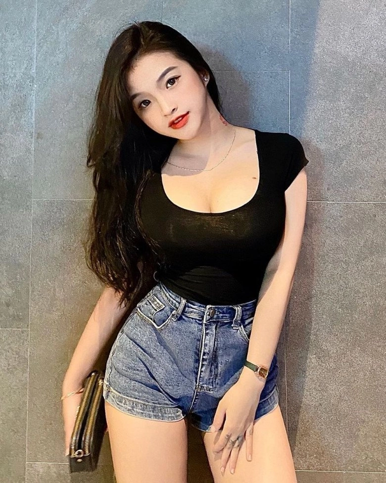 Xuất hiện hot girl mặc đồng phục kín đáo vẫn khoe đường cong tưng bừng - 8