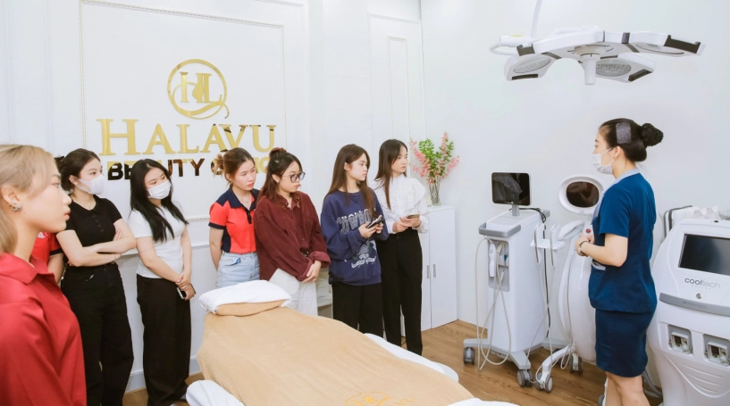 Giảng viên nguyễn bảo châu cùng sinh viên ngành chăm sóc sắc đẹp tham quan halavu clinic - 2