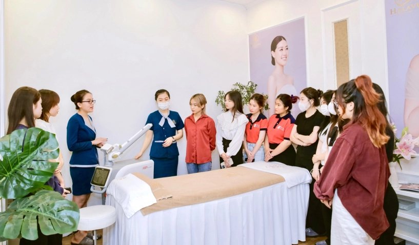 Giảng viên nguyễn bảo châu cùng sinh viên ngành chăm sóc sắc đẹp tham quan halavu clinic - 3