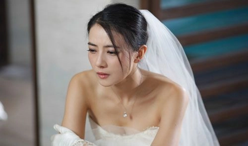 Hận mẹ chồng bắt đi cửa phụ ngày cưới vì mang bầu có con tôi không cho bà bế cháu nhưng chết lặng khi xem camera - 1