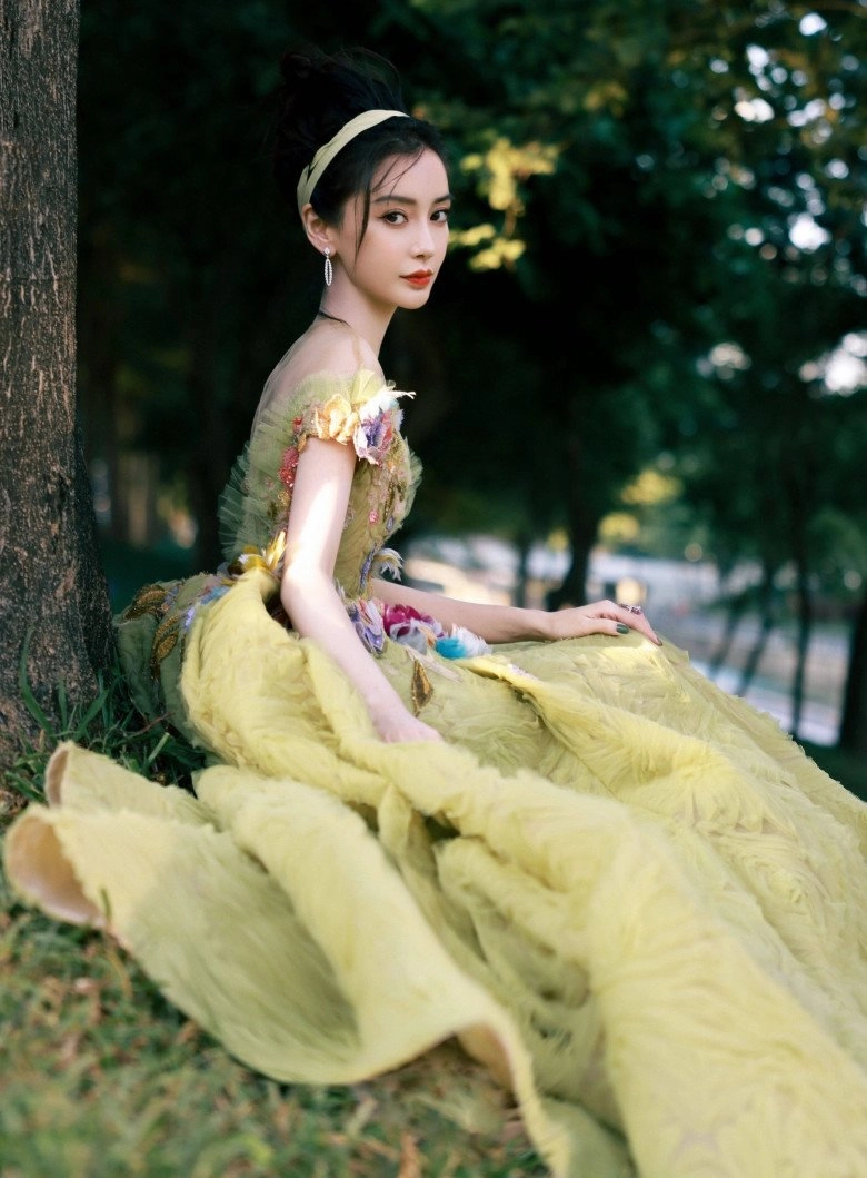 Lên thảm đỏ angelababy phá nát váy tỷ đồng chỉ vì bộ tóc giả bị chê như búp bê hỏng - 6