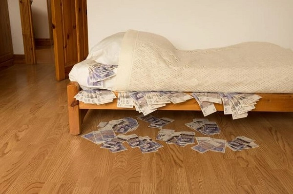 Rất nhiều người để những thứ này dưới gầm giường ngủ không ngon giấc gia đình dễ bất hòa - 4