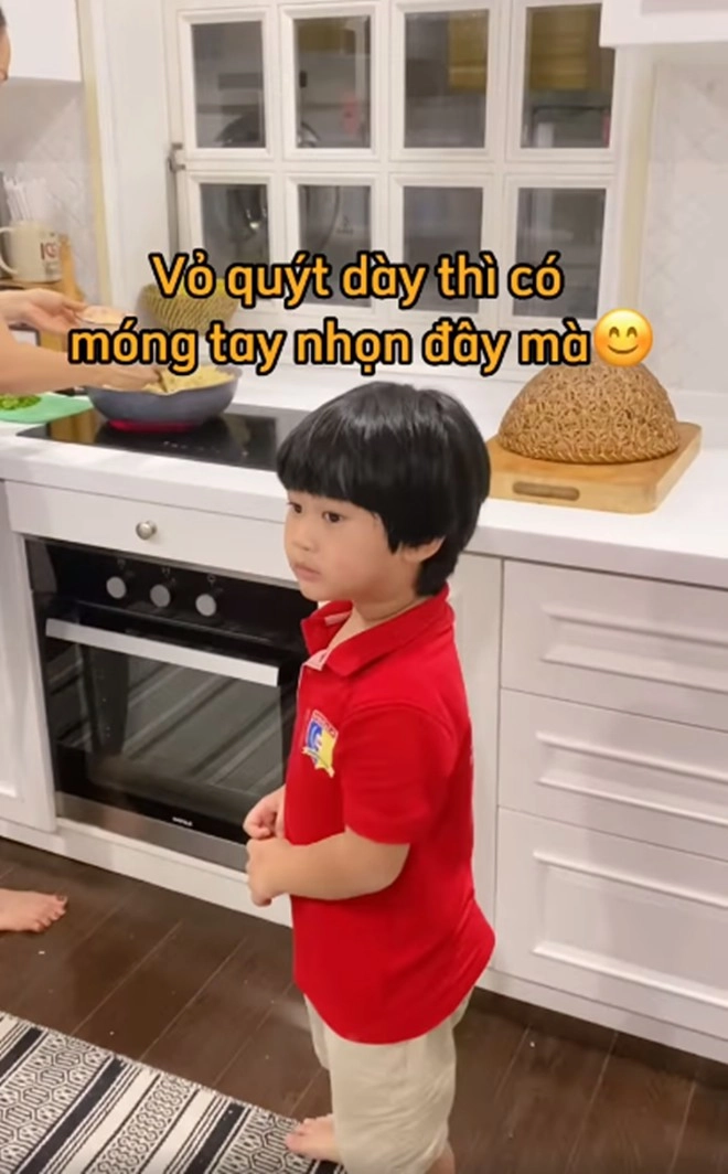 Vợ hoàng bách làm món vét tủ lạnh ngon ngất ngây lúc nấu mẹ chồng phán con cô thì cô chăm con tôi thì tôi chăm - 11