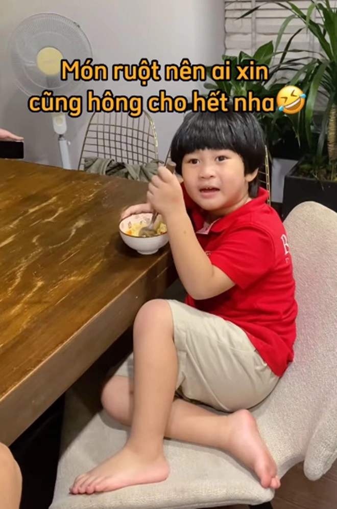 Vợ hoàng bách làm món vét tủ lạnh ngon ngất ngây lúc nấu mẹ chồng phán con cô thì cô chăm con tôi thì tôi chăm - 12