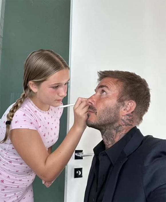 Bị mẹ cấm trang điểm harper beckham trổ tài họa mặt cho bố điêu luyện lộ góc nghiêng cực phẩm - 2