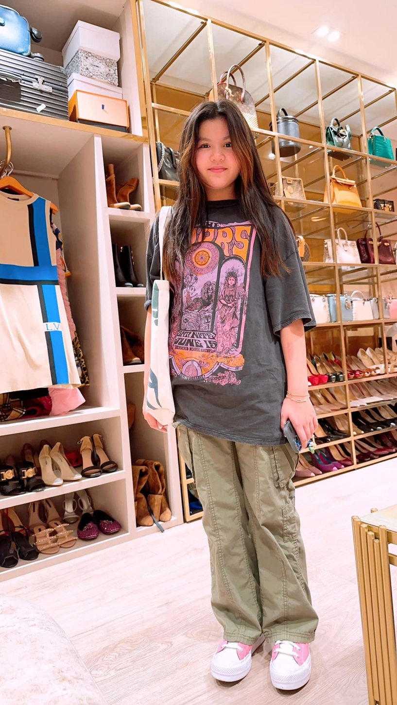 Ceo 13 tuổi là con gái hoa hậu việt đi làm ăn mặc đơn giản nhưng xách túi tiền tạ - 15