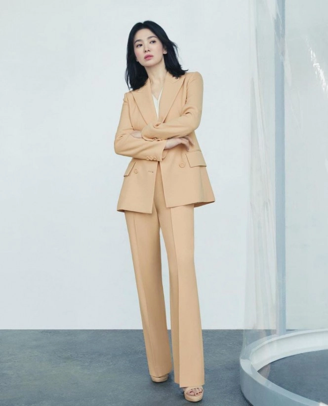 Chiếc quần giúp song hye kyo từ 1m6 biến hình như người mẫu chân dài miên man - 4