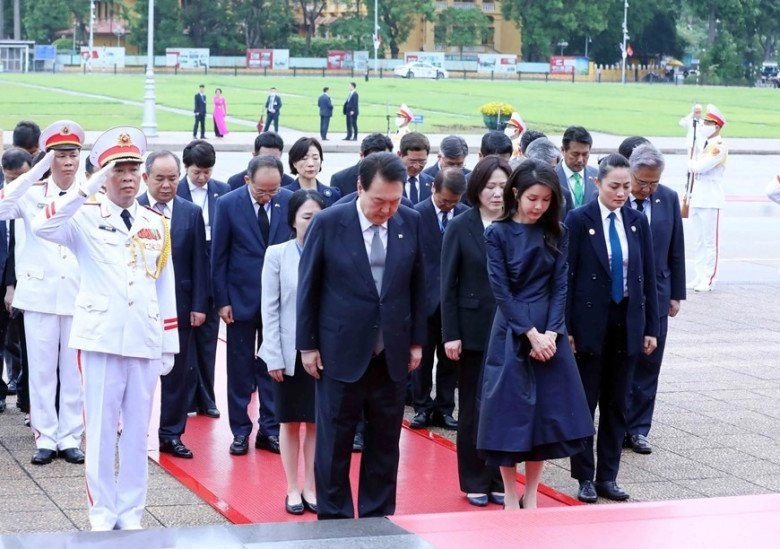 Đệ nhất phu nhân hàn quốc đi công tác thay đồ xoành xoạch như diễn thời trang chị em học theo vừa trẻ vừa sang - 9