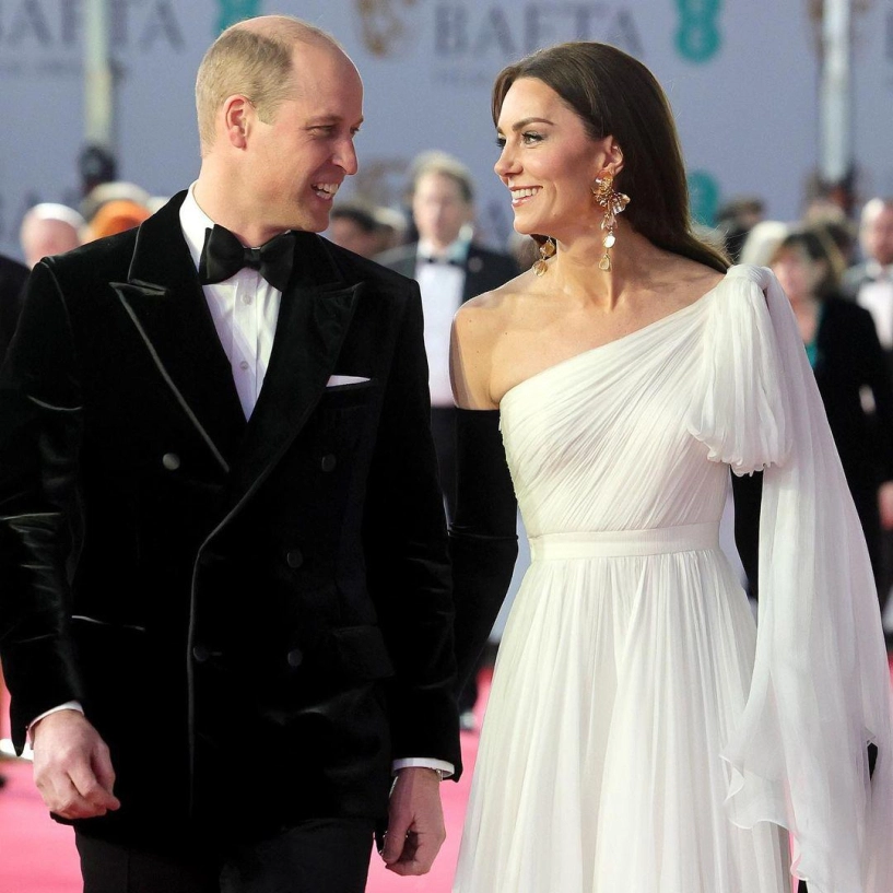 Kate middleton và william bên nhau 2 thập kỷ vẫn đồng điệu cách đánh dấu chủ quyền nơi đông người được khen - 10