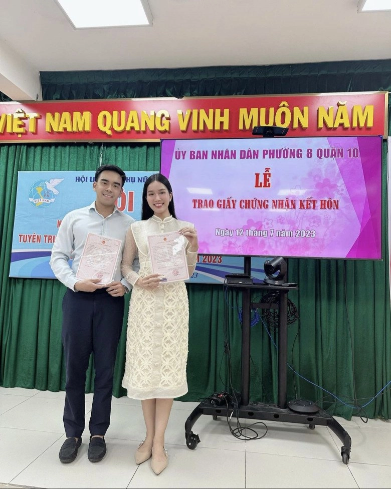 Lên phường đăng ký kết hôn cùng chồng tiến sĩ mặc đẹp như á hậu học giỏi nhất nhì làng sắc đẹp việt - 1