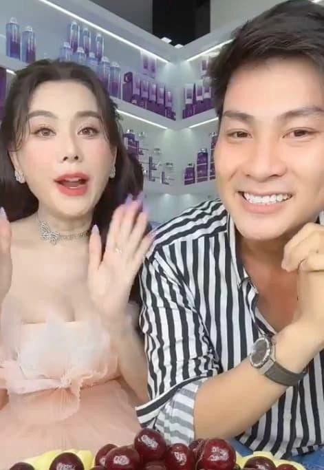 Lên sóng livestream cùng chồng cũ lâm khánh chi mặc váy trễ nải lấp ló thềm ngực đầy - 2